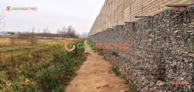 Подпорная стенка, закрепляющая насыпную территорию с закладными под забор.